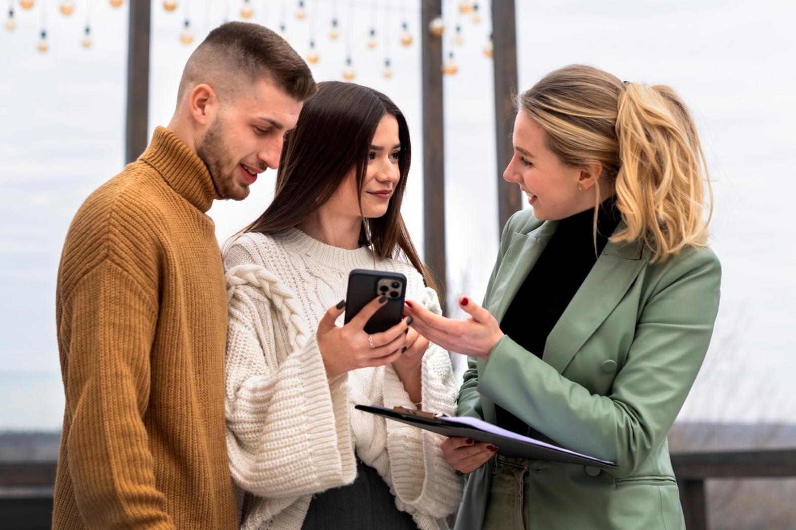 Espace de travail avec documents financiers et tablette lors d'une session de formation