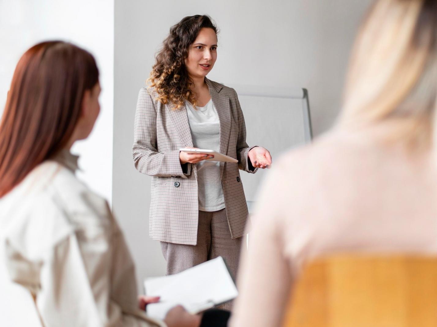 Bureau moderne avec équipe travaillant sur des analyses financières